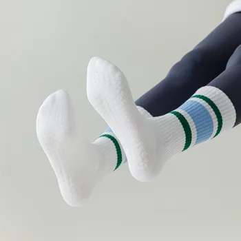 Нови цветни раирани чорапи против хлъзгане на средата на прасеца Памучни дишащи чорапи за пилатес Вътрешни фитнес танци Спортни спортни чорапи