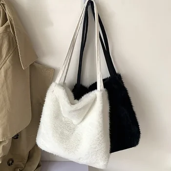 Момиче ръчна чанта Космати чанта женски 2023 Нова есен и зима Японски Южна Корея плюшена чанта момиче студент ръка законопроект рамо чанта