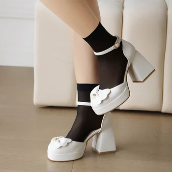 2023 Лято Дизайнерски сандали на платформа Дамски Папийонка Перли Висулка Буци Блок Дебели високи токчета Розови бели обувки за жени Нови